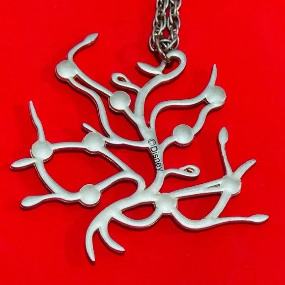 Disney - Replica of Belle's Pendant from Live Action Beauty and the Beast - Picture 3 of 3